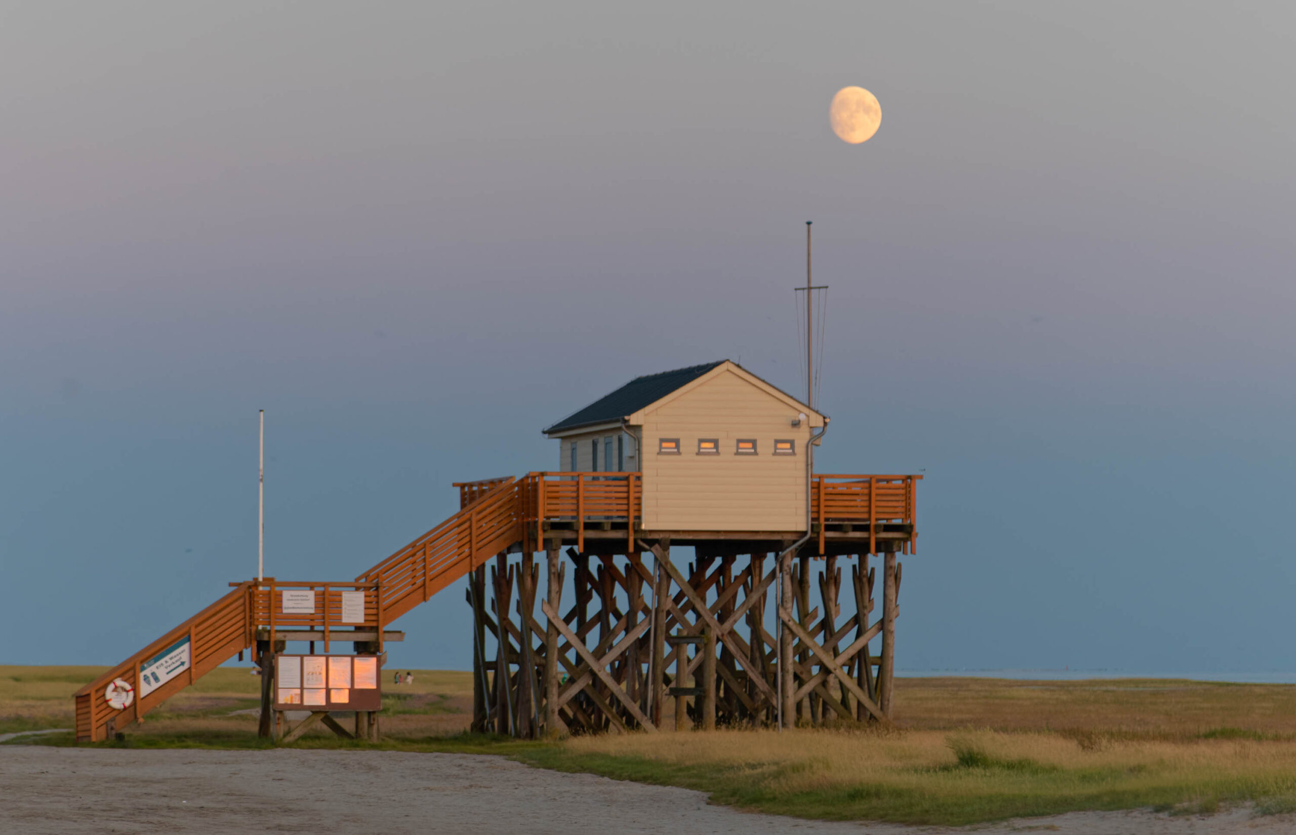 Das Bild zeigt den charakteristischen Pfahlbau