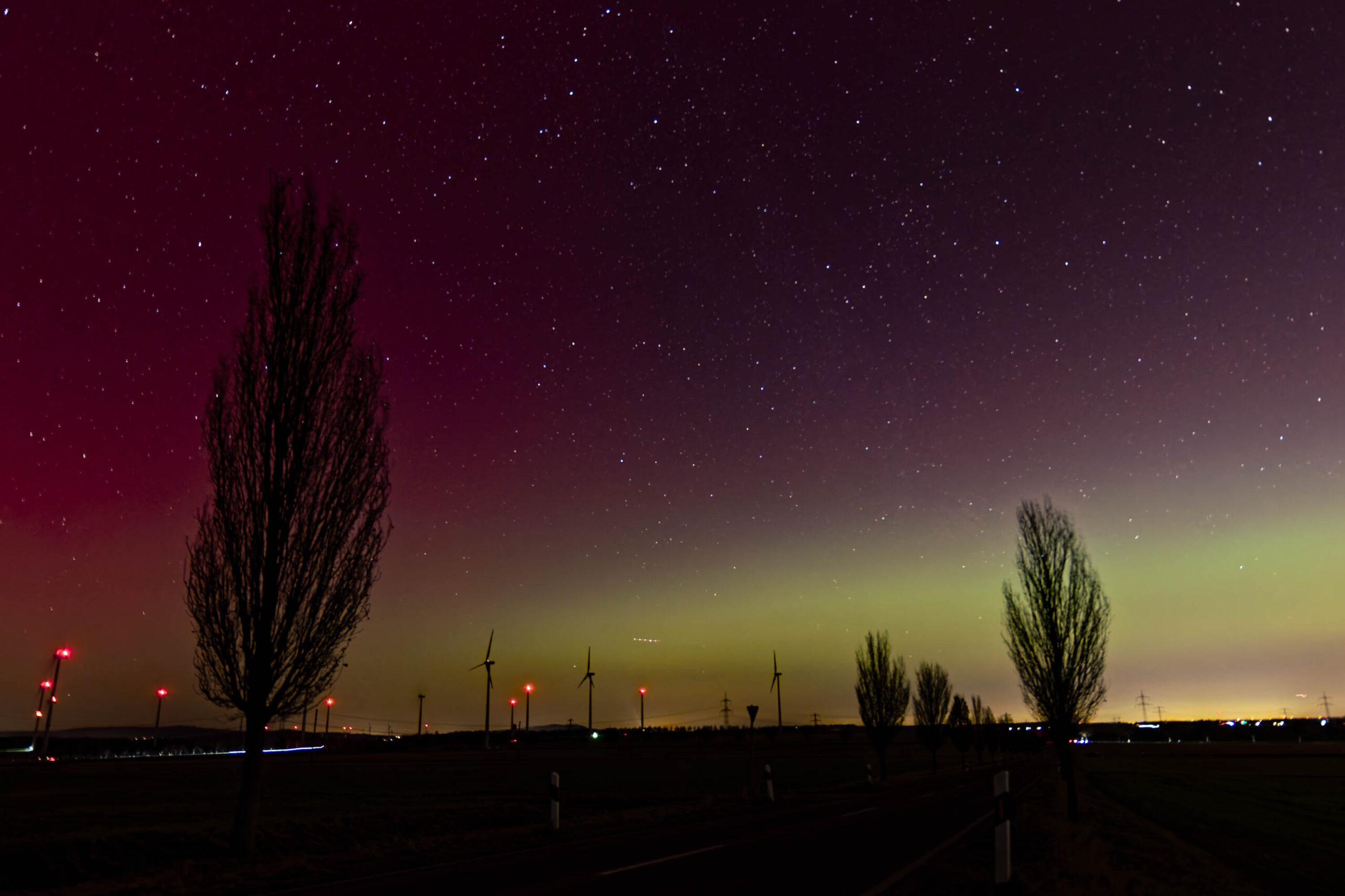 Ein atemberaubender Blick auf das Nordlicht. Die Lichter färben den Himmel in leuchtenden Grüntönen und Violett.